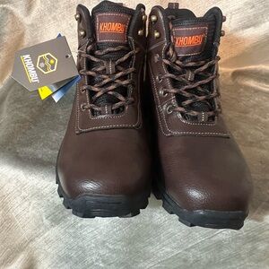 #5965. Khombu "Travis" Men's Brown Lace-UP Waterproof Hiking Boot. Size 9,5 NWT